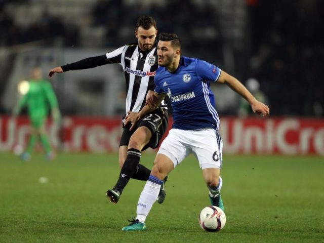 Schalkes Sead Kolasinac behauptet sich am Ball gegen Giannis Mystakidis (l) von PAOK Thessaloniki. Foto: Ina Fassbender/dpa