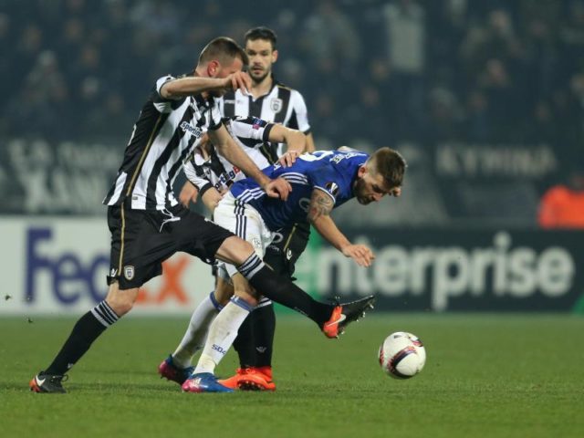 Guido Burgstaller verliert den Kampf um den Ball gegen die PAOK-Spieler Stelios Malezas und Evgen Shakhov. Foto: Ina Fassbender/dpa