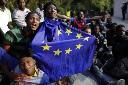 Mit Stöcken und Steinen: Erneuter Ansturm afrikanischer Migranten auf das spanische Ceuta