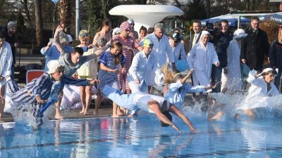 Winter ade? Saisoneröffnung: Anbaden im Pyjama