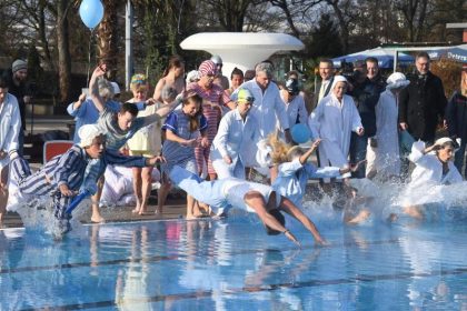 Winter ade? Saisoneröffnung: Anbaden im Pyjama