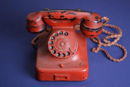Hitlers rotes Telefon für 243.000 Dollar versteigert