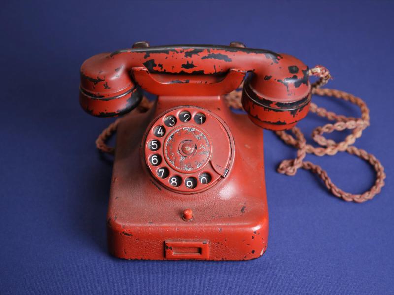 Hitlers rotes Telefon für 243.000 Dollar versteigert