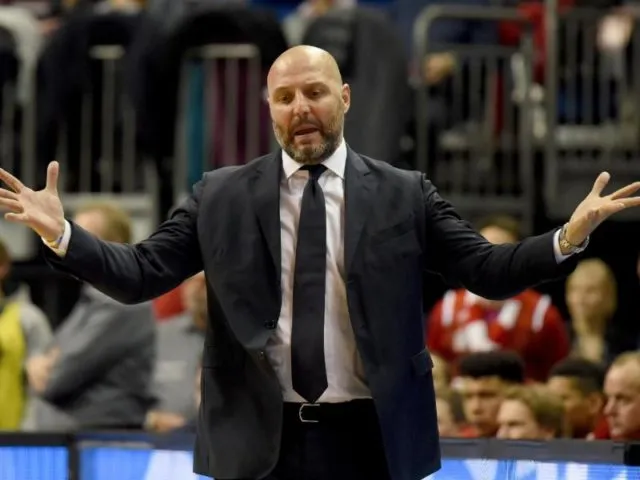 Bayern-Trainer Aleksandar «Sasa» Djordjevic gestikuliert am Spielfeldrand. Foto: Rainer Jensen/dpa