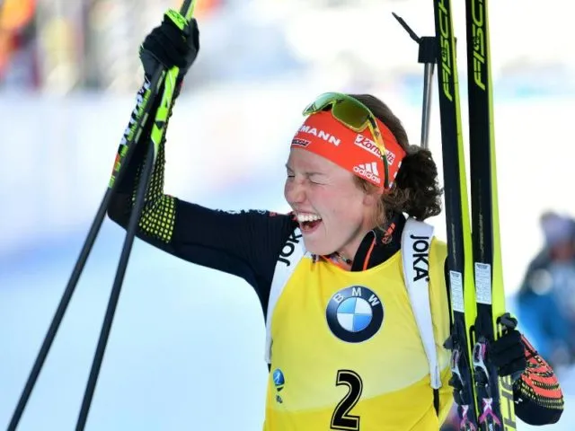 Laura Dahlmeier jubelt im Ziel über ihr fünftes Gold bei dieser WM. Foto: Barbara Gindl/dpa