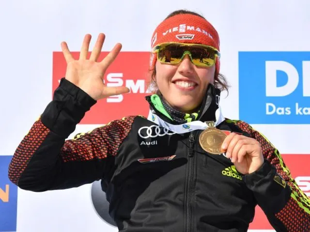 Dahlmeier verdeutlicht es noch einmal: Das war mein fünftes WM-Gold in Hochfilzen.&nbsp;Foto: Martin Schutt/dpa