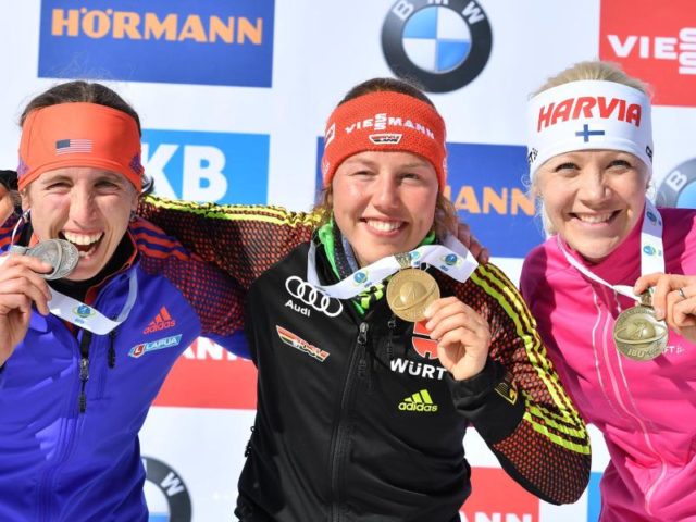 Medaillengewinnerinnen: Laura Dahlmeier (Gold) zwischen Susan Dunklee (l, Silber) und Kaisa Mäkäräinen (Bronze). Foto: Martin Schutt/dpa