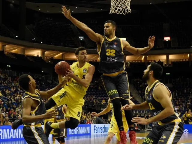 ALBA Berlin gewann das Spiel um Platz drei gegen Ludwigsburg mit 84:70. Foto: Rainer Jensen/dpa