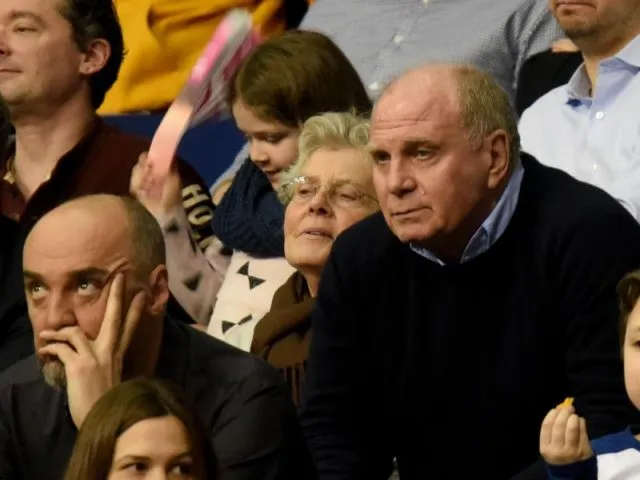 Bayern-Präsident Uli Hoeneß (r) und Ehefrau Susanne verfolgen das Endspiel. Foto: Rainer Jensen/dpa