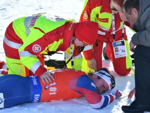 Der Norweger Emil Hegle Svendsen kollabierte nach dem Sprint. Foto: Martin Schutt/dpa