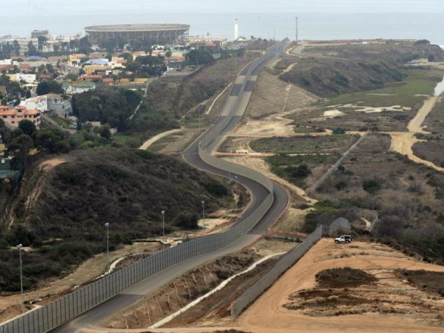 Grenze zwischen Mexiko und Kalifornien: Hier will Donald Trump noch einmal kräftig dazubauen. Foto: Mike Nelson/dpa