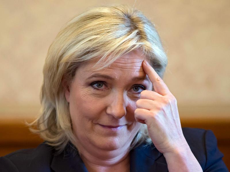 Wegen Veröffentlichung von Fotos mit Gräueltaten des IS: EU-Parlament hebt Immunität von Le Pen auf