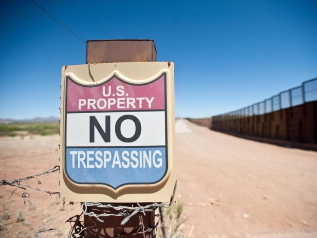 Ein Schild im US-Bundesstaat Arizona an der Grenze zu Mexiko, aufgestellt. Mit einer Mauer zum Nachbarland will Donald Trump illegale Einwanderung und Drogenschmuggel stoppen. Foto: Will Seberger/dpa