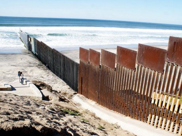 Blick auf ein Stück Grenzzaun zwischen den USA und Mexiko bei Tijuana. Foto: Alejandro Zepeda/dpa