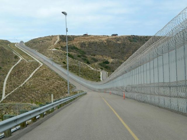 An der Grenze zwischen den USA und Mexiko gibt es über mehrere hundert Kilometer einen hohen Zaun. Foto: Valerie Hamilton/dpa/dpa