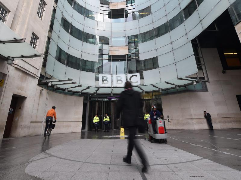 Sechs BBC-Moderatoren verzichten nach Protest auf Teil ihrer Gehälter