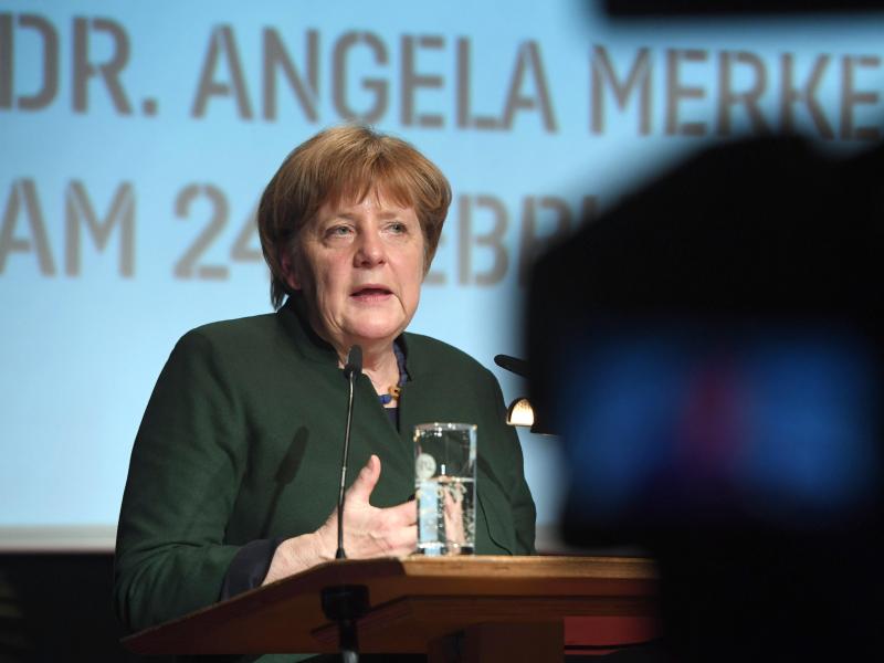 Kanzlerin Merkel: Behördengänge mehr über das Internet erledigen