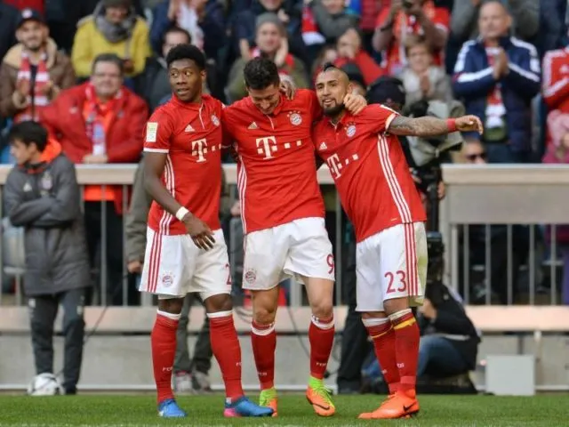 David Alaba, Robert Lewandowski und Arturo Vidal schossen gegen den HSV fünf der acht Bayern-Tore. Foto: Andreas Gebert/dpa
