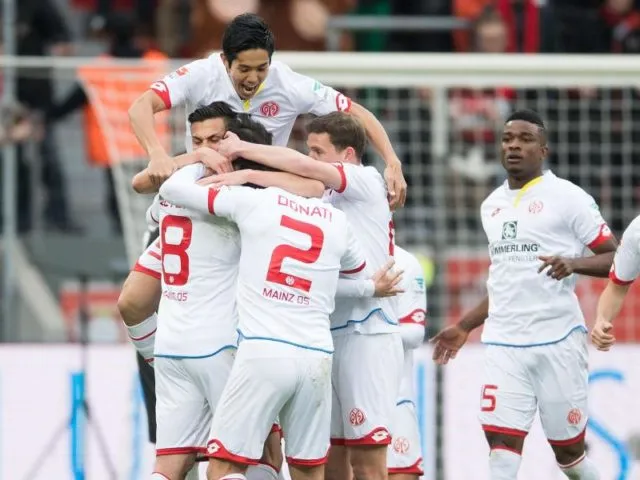 Die Mainzer jubeln nach der 0:2-Führung durch Levin Öztunali (l). Foto: Marius Becker/dpa