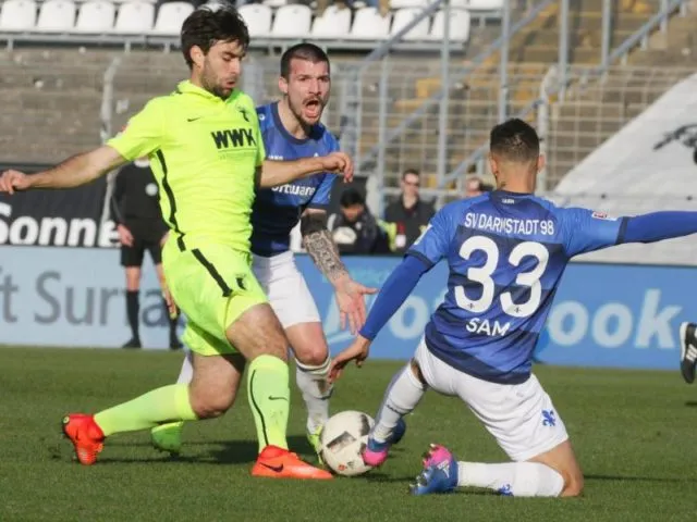 Augsburg setzte sich mit 2:1 in Darmstadt durch. Foto: Frank Rumpenhorst/dpa