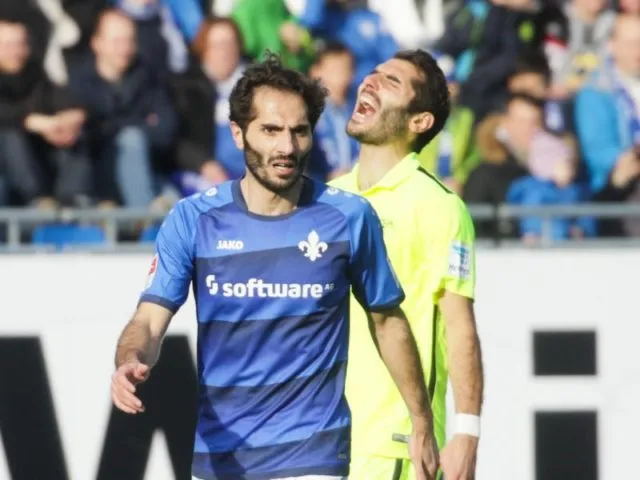 Die Brüder Hamit (l) und Halil Altintops trafen beim Spiel Darmstadt gegen Augsburg aufeinander. Foto: Frank Rumpenhorst/dpa
