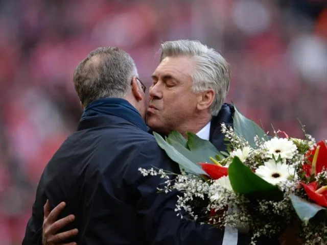 Bayern-Coach Carlo Ancelotti (r) wurde vor dem Spiel gegen den HSV für sein 1000. Spiel als Trainer geehrt. Foto: Andreas Gebert/dpa