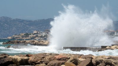 Flutwelle reißt Vater und zwei kleine Mädchen an der Küste von Marseille ins Meer