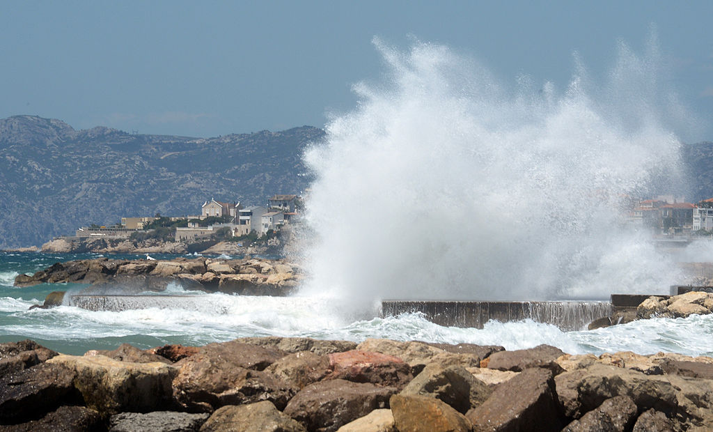 Flutwelle reißt Vater und zwei kleine Mädchen an der Küste von Marseille ins Meer