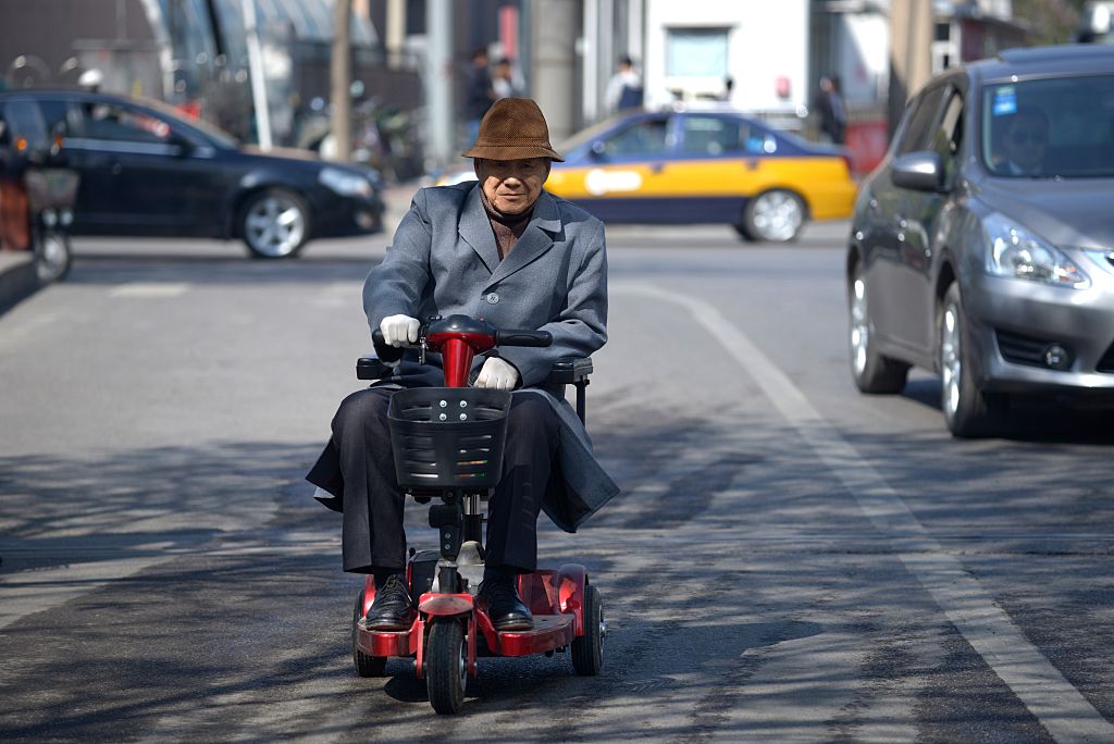 92-Jähriger fährt mit Rollstuhl auf der Autobahn zwischen Schottland und England