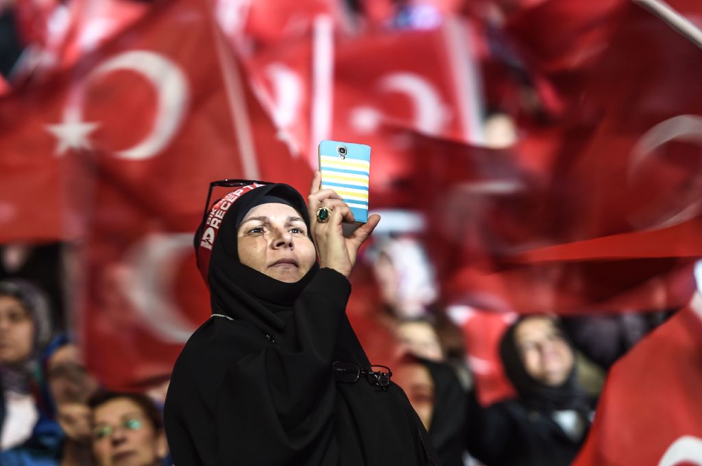 Tausende Erdogan-Anhängerinnen werben in Istanbul für „Ja“ bei Referendum