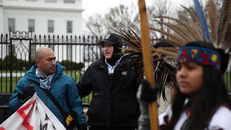 Indianer protestieren vor Weißem Haus gegen Ölpipeline