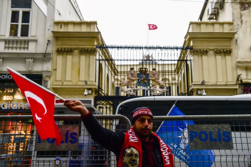 Niederländische Flagge vom Istanbuler Konsulat entfernt + Video