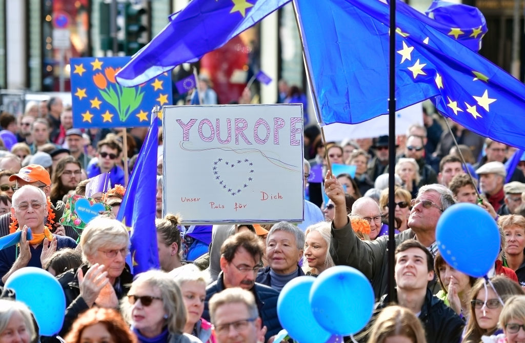 Tausende Menschen demonstrieren für Europa in elf Ländern