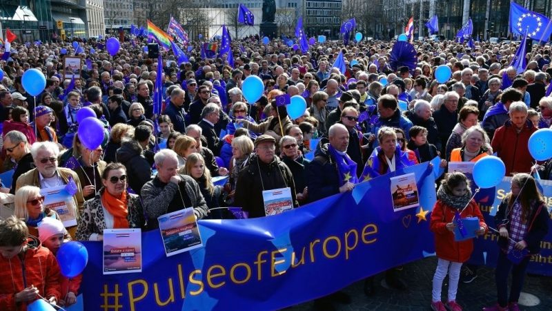Mehrere tausend Menschen demonstrieren deutschlandweit für Europa