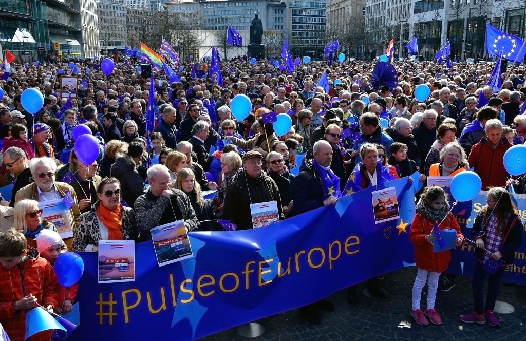 Mehrere tausend Menschen demonstrieren deutschlandweit für Europa