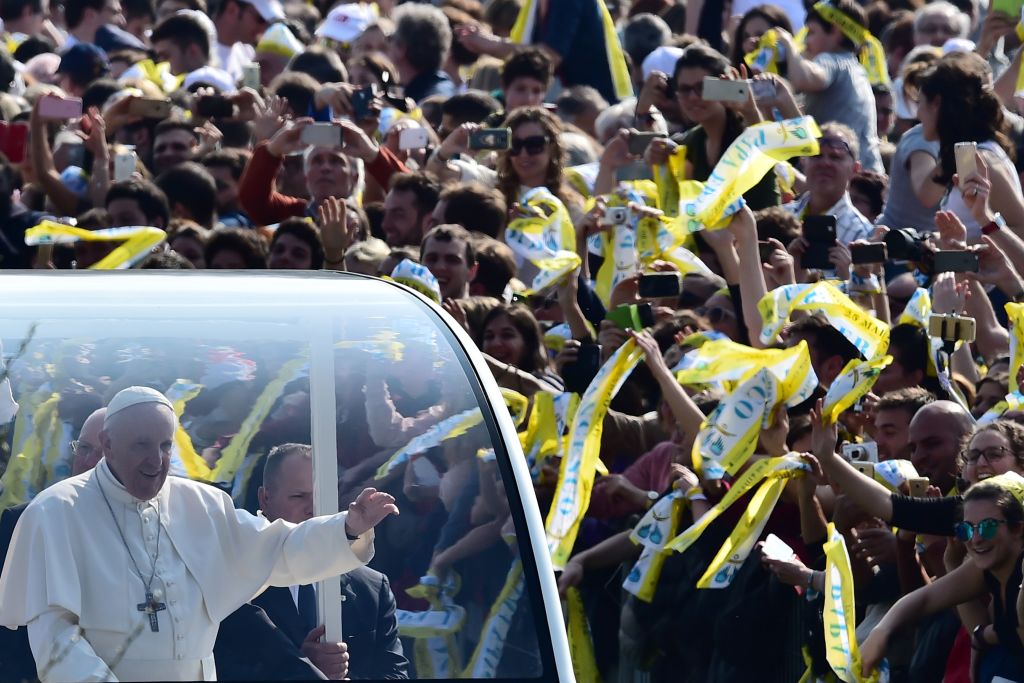 Eine Million Zuhörer: Papst Franziskus zelebriert Messe nördlich von Mailand