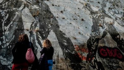 Graffiti-Sprayer verschandeln riesiges Wandgemälde am Tiber-Ufer in Rom