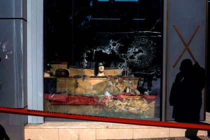 Unbekannte Täter greifen Büro der Partei “Goldene Morgenröte” in Athen an