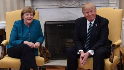 VIDEO: Trump schüttelt Merkel NICHT die Hand bei offiziellem Foto