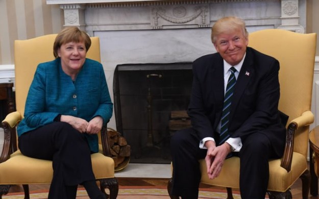 VIDEO: Trump schüttelt Merkel NICHT die Hand bei offiziellem Foto
