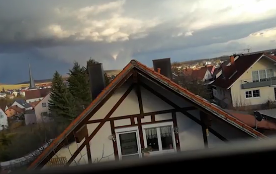 Tornado bei Würzburg – Dächer abgedeckt, keine Verletzten + Video