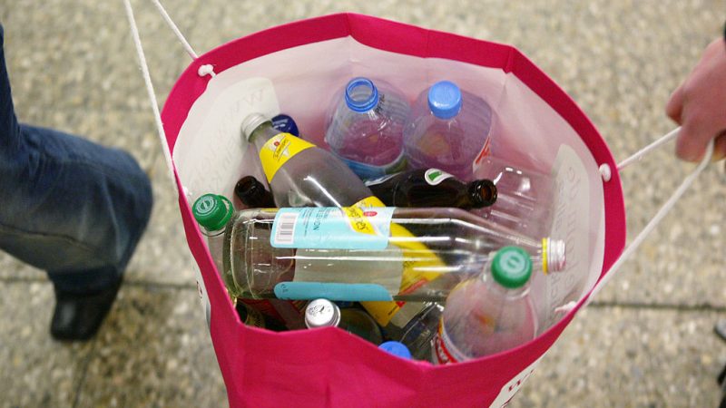 Mit neuem Verpackungsgesetz droht Aus für Mehrwegflasche – Naturschützer fordern Abstieg vom Plastik-Berg