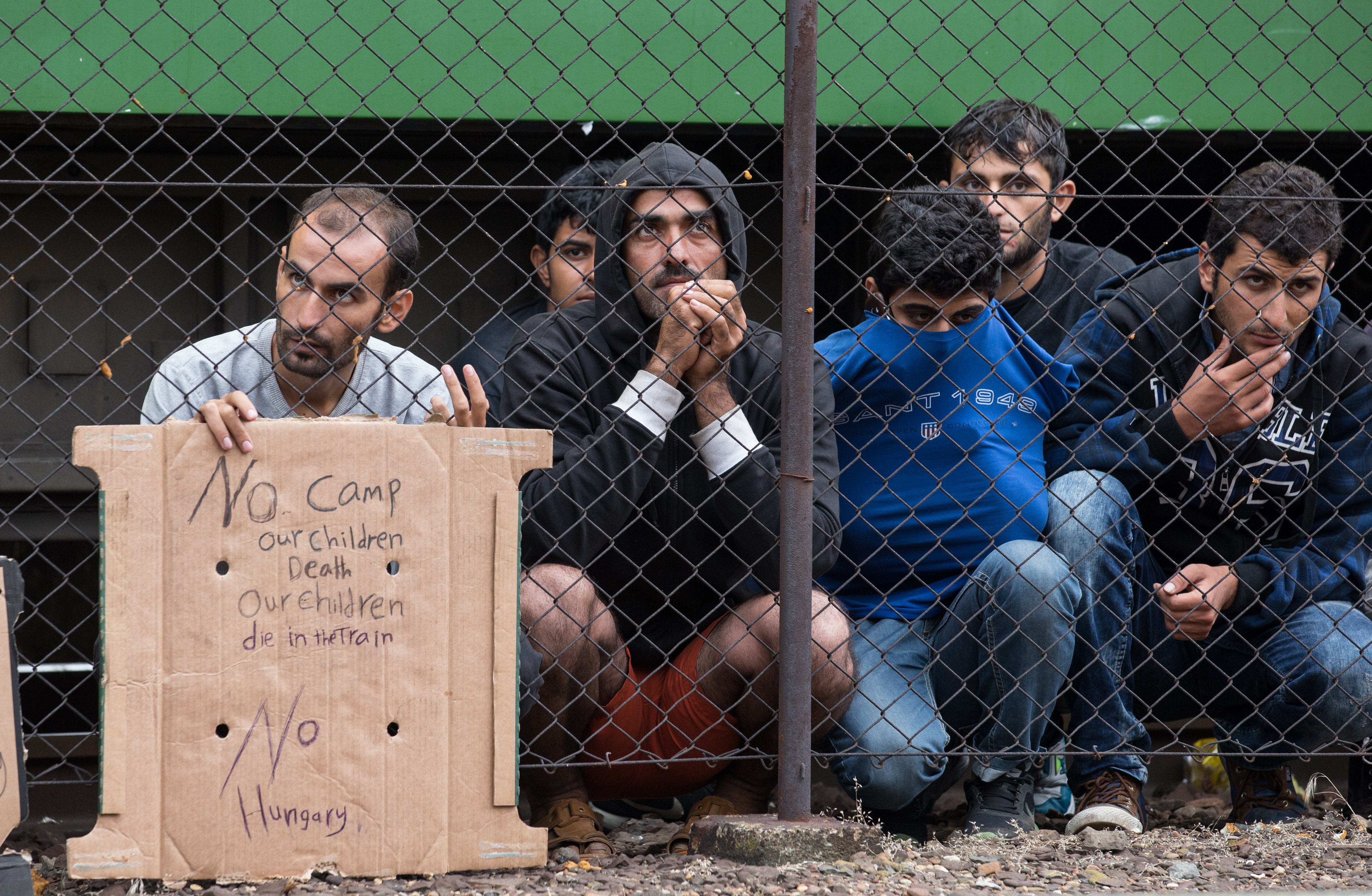 Ungarn soll zahlen: 37.000 Euro an zwei inhaftierte Migranten – nennt EU-Urteil „unfassbar“