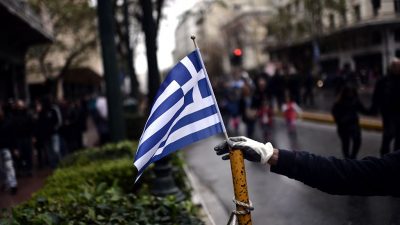 Schuldenlast liegt auf dem Volk: EU-Kommission dringt auf Schuldenerleichterungen für Griechenland