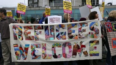 „Keine Grenzen, keine Nationen, stoppt Deportationen!“: Londoner Flughafen wegen Protests gegen Abschiebungen lahmgelegt