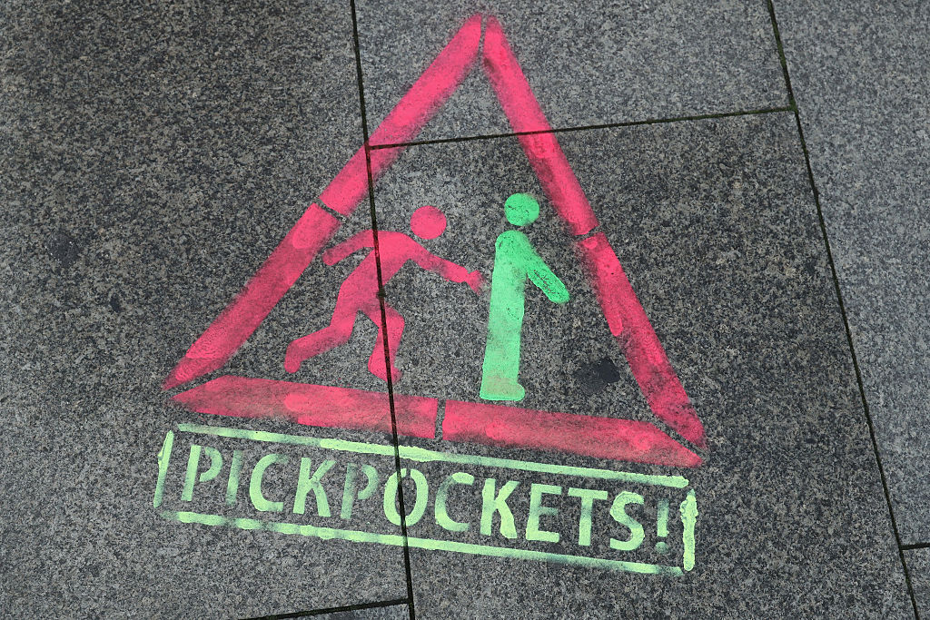 Berliner Senatssprecher stellt Taschendieb in der U-Bahn – Keiner hilft ihm