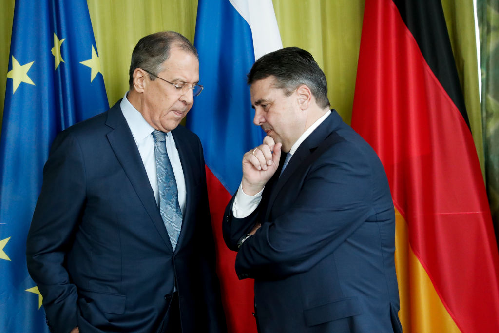 Gabriel und Lawrow geraten beim Thema Sicherheitspolitik aneinander – „Nato-Truppen kreisen Russland ein“