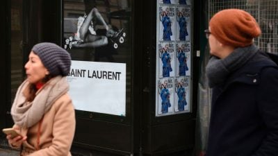 „Aufruf zur Vergewaltigung“: Empörung über Kampagne von Saint Laurent mit Models in „erniedrigenden“ Posen