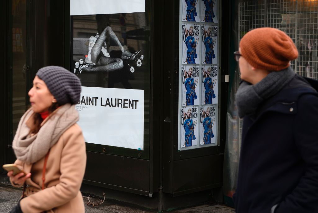 Plakate als frauenverachtend eingestuft: Saint Laurent soll Werbeplakate mit dünnen Models in lasziven Posen entfernen