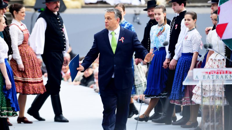 Orbans Rede zum Nationalfeiertag von Pfiffen begleitet – Feiernde erwidern: „Demonstranten wurden von Soros bezahlt“